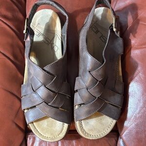 Dansko Men’s Dark Brown Woven Leather Sandals. Excellent Condition. Size Euro 43